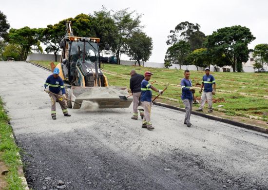 Prefeitura pavimenta ruas do Cemitério da Vila Rio