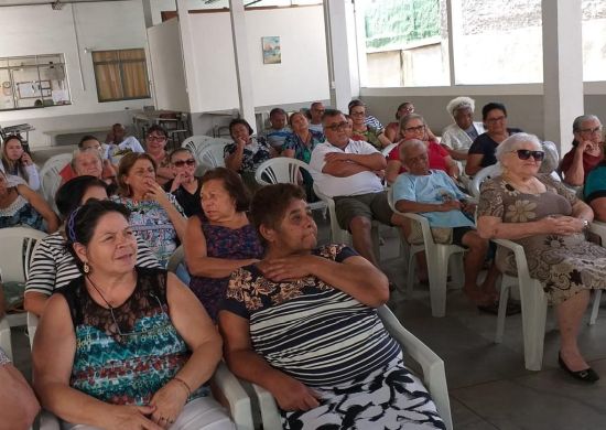 Usuárias do CCI Santa Mena participam de conversa sobre prevenção ao câncer na terceira idade