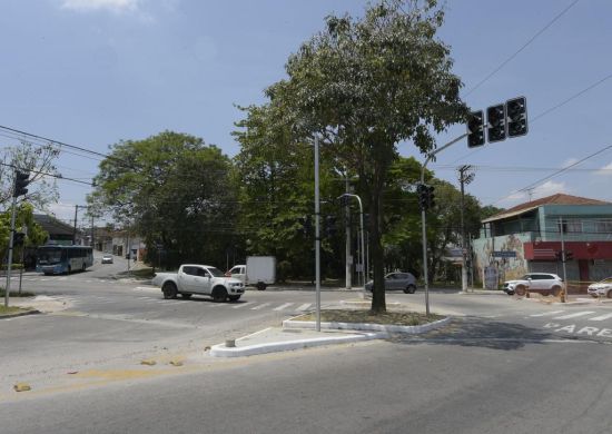Cruzamento das avenidas Renato Maia e João XXIII recebe semáforos
