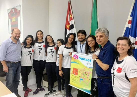 Prefeito Guti recebe ginastas guarulhenses no Paço Municipal