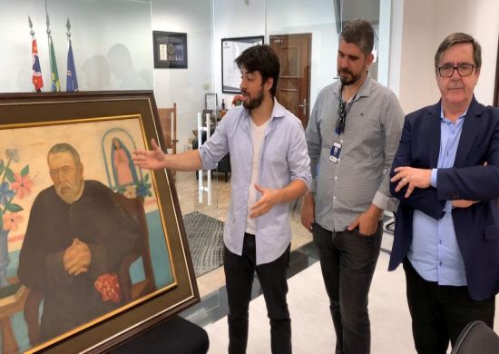 Guti entrega obra de Tarsila do Amaral para exibição na Pinacoteca do Estado