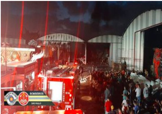 Incêndio atinge galpões de escolas de samba na zona norte de SP