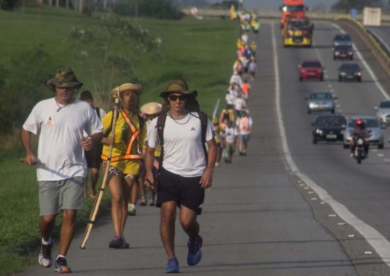 CCR NovaDutra alerta sobre a presença de romarias a pé na via Dutra