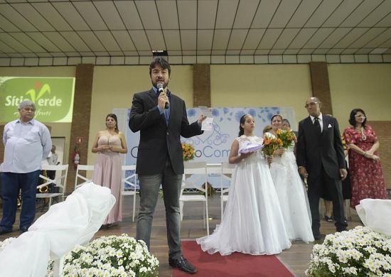 Prefeito Guti prestigia casamento comunitário neste domingo(11)