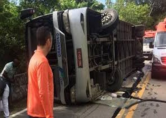 Menina morre em tombamento de ônibus com time jovem de rugby em SP