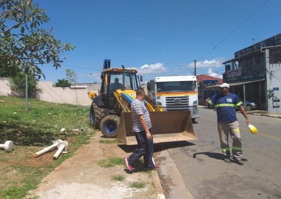 Prefeitura retira ocupações irregulares de áreas públicas