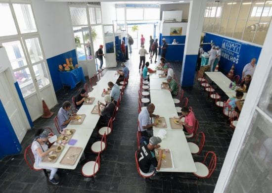 Restaurantes Populares terão cardápio especial de Natal nesta sexta-feira