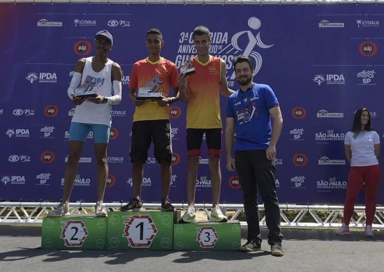 Prefeito Guti prestigia corrida no aniversário de Guarulhos