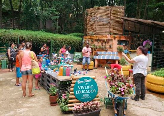 Oficina ensina a fazer enfeites natalinos com materiais recicláveis