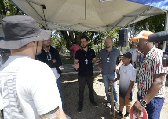 Prefeito Guti prestigia reinauguração de pista de skate na Vila Galvão