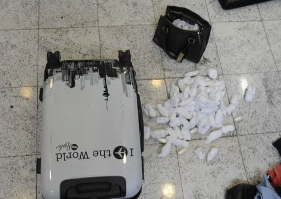 Casal é preso no aeroporto de Guarulhos tentando embarcar com droga no estômago
