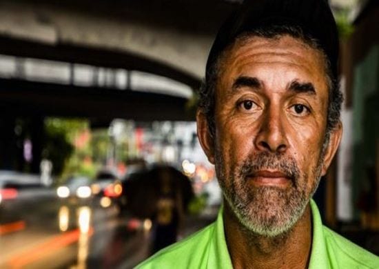 Morador de rua monta “sala da paz” embaixo de ponte em Guarulhos