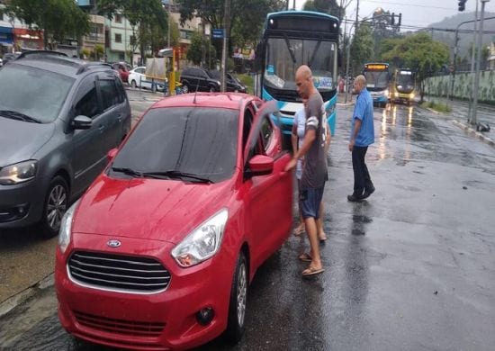 GCM realiza resgate durante enchente na Vila Rio de Janeiro