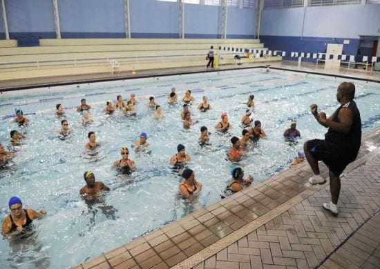 Guarulhos abre inscrições para cursos de hidroginástica para pessoas acima de 50 anos