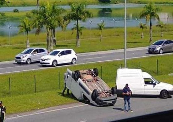 Carro capota em rodovia de acesso ao aeroporto de Guarulhos