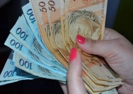 Prefeitura de SP gasta mais de R$ 500 mil em salário-esposa