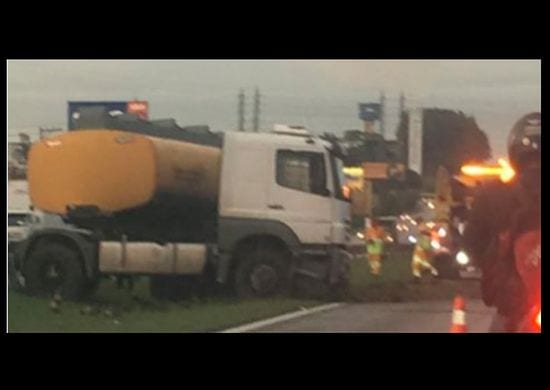 Acidente entre carro e caminhão interdita faixa da Dutra nesta sexta-feira