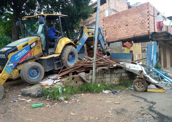 Prefeitura remove construção irregular em área pública de Cumbica