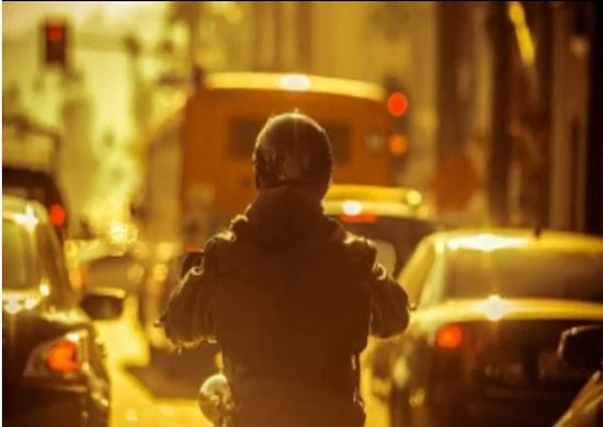 Autorização de motos em faixas exclusivas tramita na Câmara