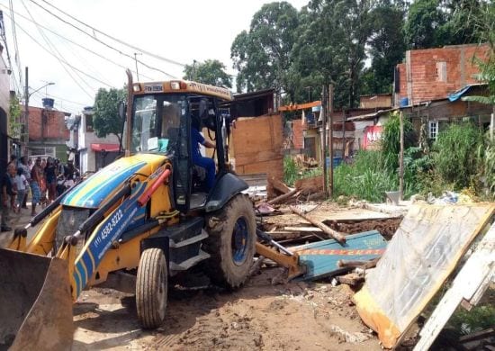 Prefeitura remove construções irregulares às margens do córrego Cachoeirinha