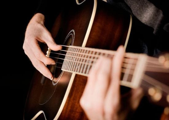Prefeitura oferece aulas gratuitas de violão no Teatro Padre Bento