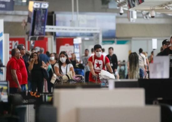 Máscaras viram item obrigatório entre passageiros em Cumbica