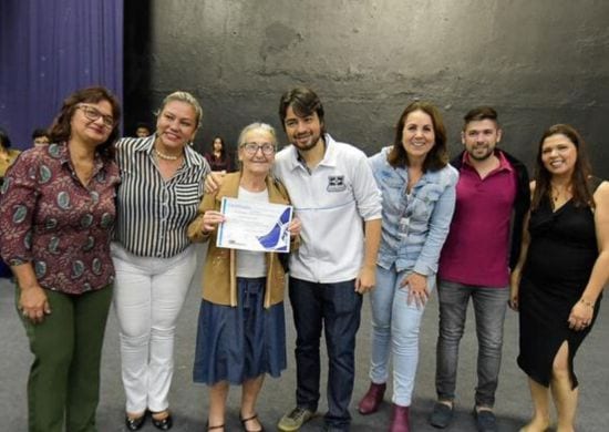 Prefeito Guti prestigia entrega de certificados de cursos de informática