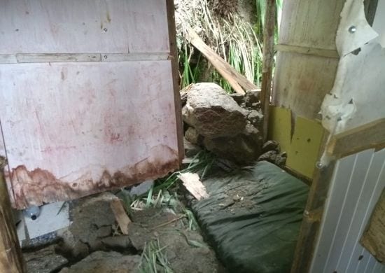 Pedra ameaça cair sobre famílias no Malvinas se a Prefeitura não cumprir decisão judicial
