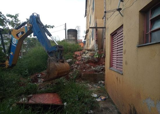 Prefeitura desobstrui vielas em área pública na Vila Nova Cumbica