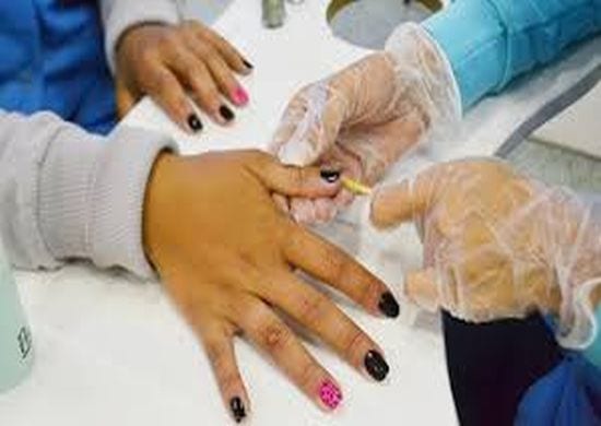 Governador de São Paulo autoriza serviços de beleza em domicílio