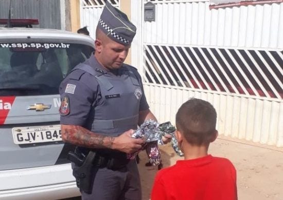 Polícia Militar distribui cerca de 100 ovos de Páscoa em Guarulhos
