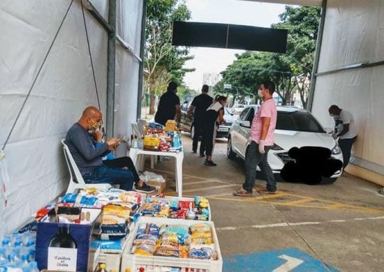 Drive-Thru Solidário no Bosque Maia arrecada 1,5 tonelada de alimentos