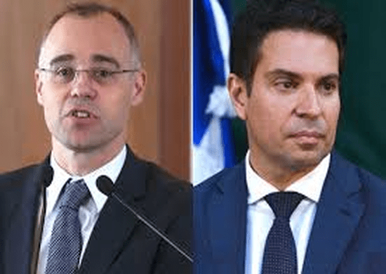 Bolsonaro nomeia André Mendonça para a Justiça e Ramagem para a PF