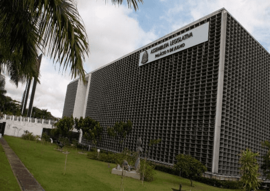 Justiça suspende corte de salário de comissionados da Alesp