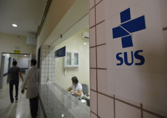 COVID-19: Governo inclui cloroquina em tratamento de casos leves