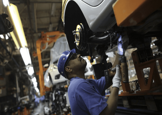 Pandemia praticamente paralisa produção de automóveis em abril