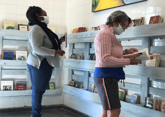 Acolhimento Feminino e Casa de Passagem ganham biblioteca
