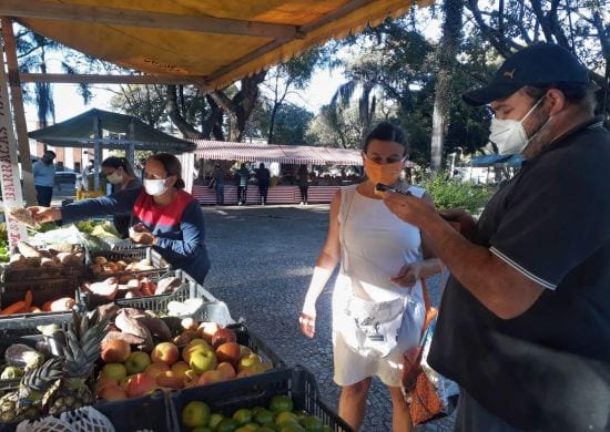 Feira orgânica na praça IV Centenário funciona durante a pandemia