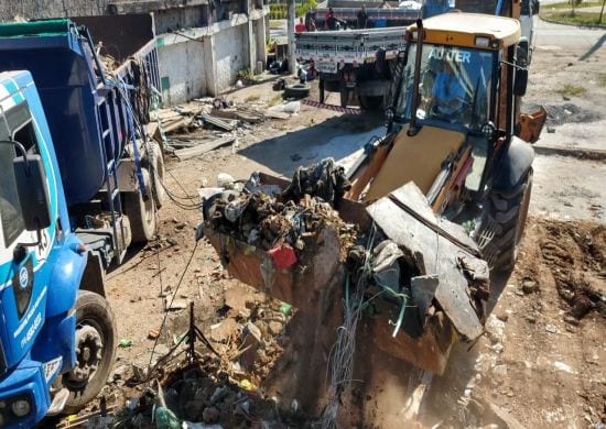 Prefeitura retira 120 caminhões de entulho de duas ruas de Cumbica