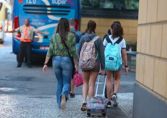 Volta às aulas coloca em risco 9,3 milhões de adultos e idosos