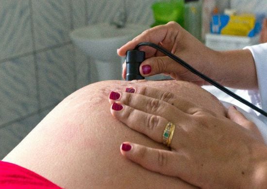 Lei que autoriza cesária sem motivo médico é inconstitucional, diz TJ