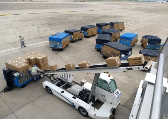 Covid-19: voo com carga de máscaras chega ao Aeroporto de Guarulhos