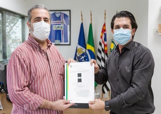 Ex-presidente Jorge Taiar recebe registro de marca de sua empresa na ACE-Guarulhos