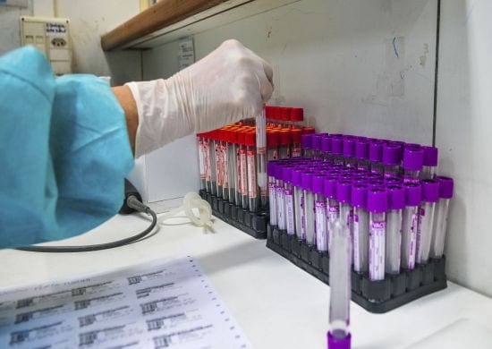Taxa de transmissão da covid-19 no Brasil cai para 1,01, diz estudo