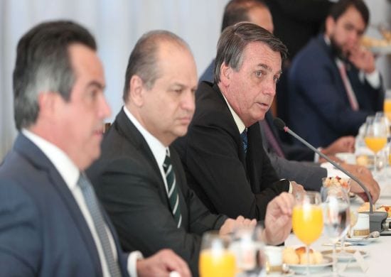 Bolsonaro anuncia auxílio emergencial de R$ 300 até o fim do ano