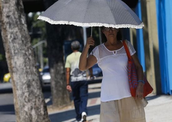 Massa de ar seco e quente deve ficar no país até semana que vem