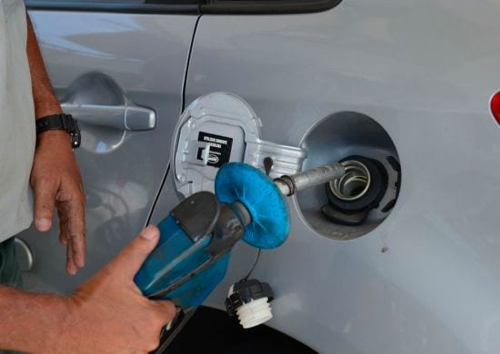 Petrobras reduz preço da gasolina em 4% nas refinarias