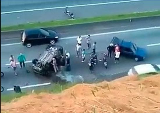 Veículo capota e cai de passarela na rodovia Dutra em Guarulhos