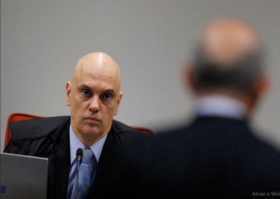 Moraes decide que cabe ao plenário do STF definir como será depoimento de Bolsonaro em ação sobre PF