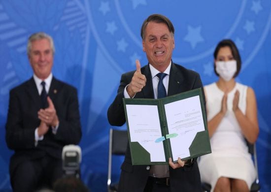 Bolsonaro anuncia R$ 20 bi para vacinação da população contra covid-19